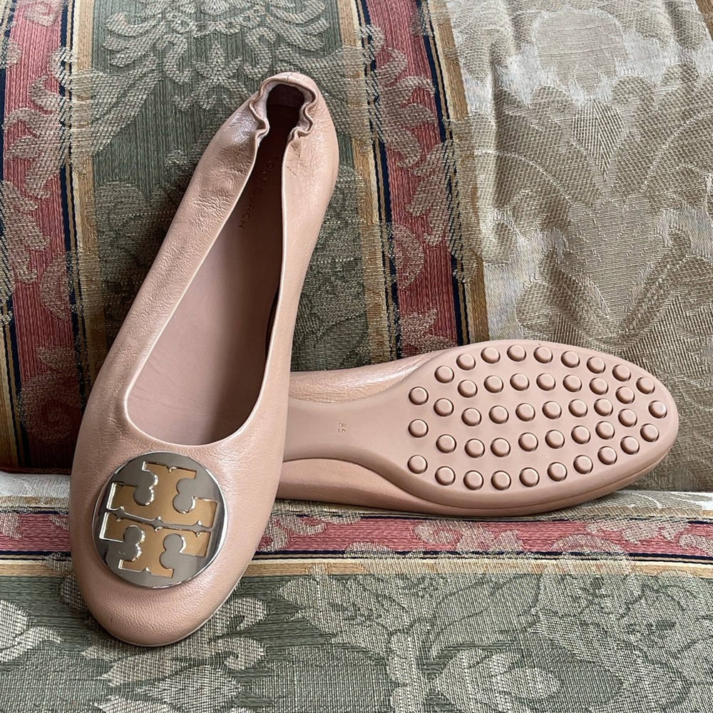 Tory Burch Claire Ballet Flat Women. Light sand/ silver/ gold. Size 8.5 Women